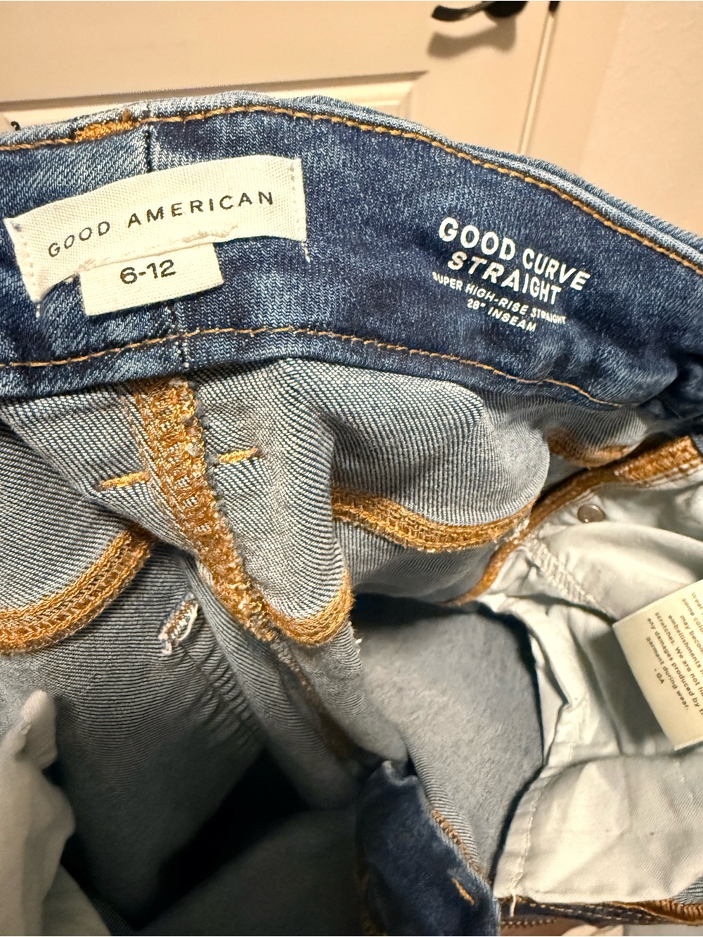 Good American Straight Leg Jeans in Mid Blue Wash - Picture 2 of 4